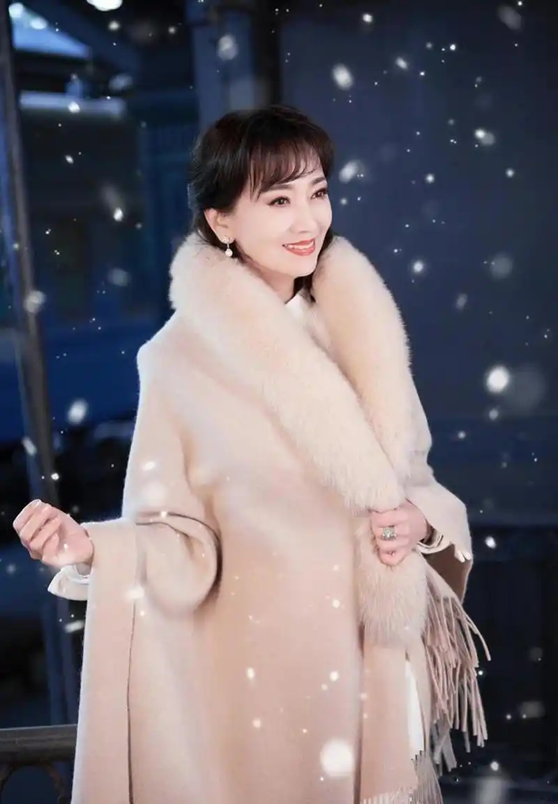 赵雅芝一把年纪了,可在服装穿搭这方面,丝毫不显得任何的老气,奶茶色