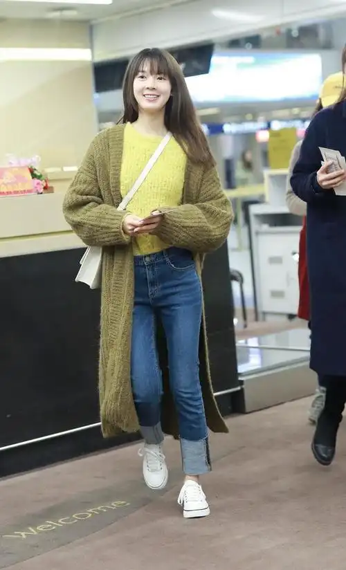 陈瑶穿针织装走机场,搭牛仔裤走减龄风,刘海造型失败看着显老气