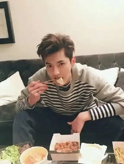 陪你一路吃饭的凡凡最后我们等候吴亦凡的官宣,奉上祝福吧~点击【阅读