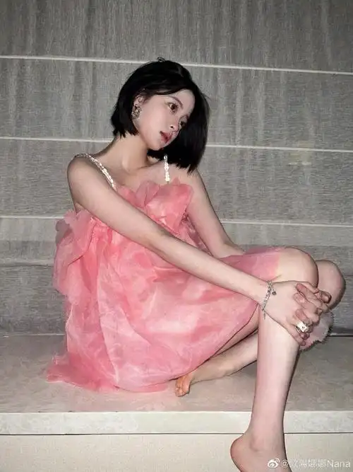 欧阳娜娜穿粉纱裙仙气足肤白貌美灵动可爱