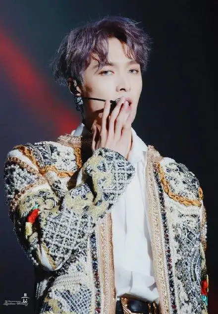 张艺兴紫发造型亮相 眼妆超迷人 蓝色美瞳好魔幻|美瞳|眼妆|暗夜骑士