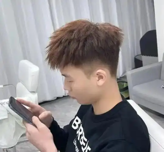 要做个帅气的酷盖,锡纸烫发型是个不错的选择,时髦