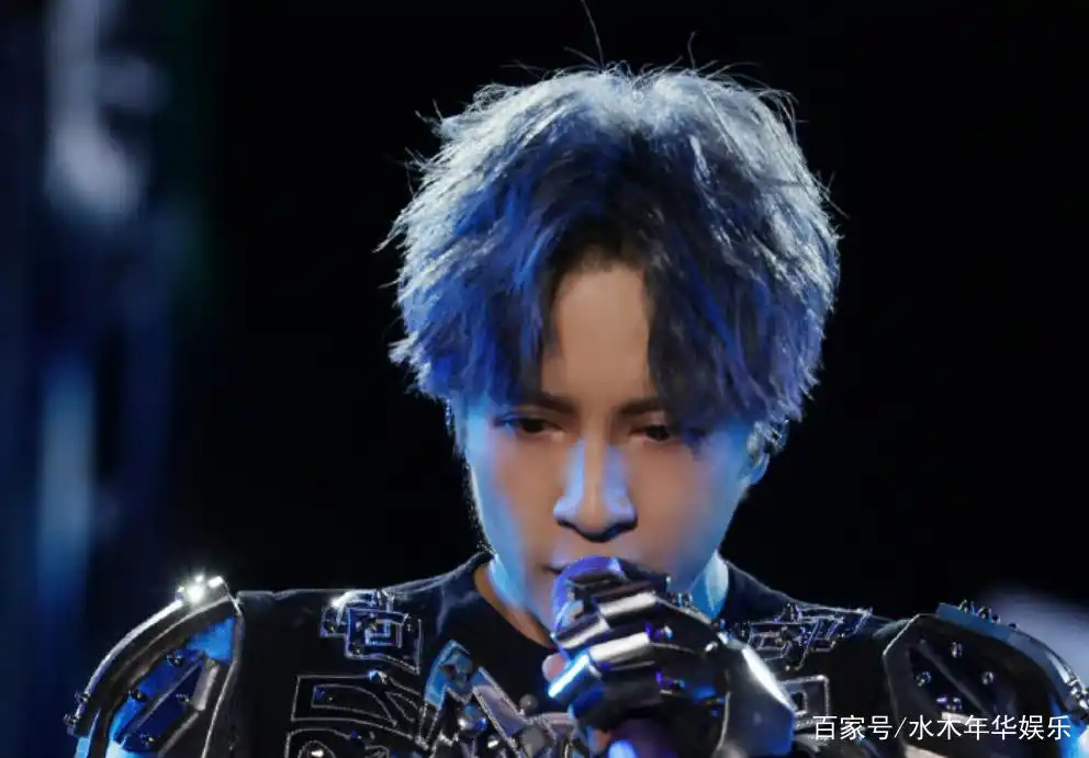 薛之谦演唱会限定蓝发,造型冷峻有型,再现实力也很棒,超期待