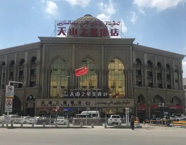 上午乘飞机出发,下午1:00到达乌鲁木齐地窝堡机场,入住"天山之星酒店"