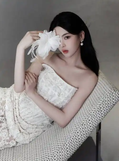 原创钉珠蕾丝礼服裙杨超越身材纤细淑女范十足