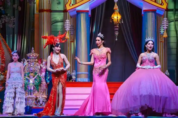 想看一下芭提雅最热闹的表演还有大型人妖秀