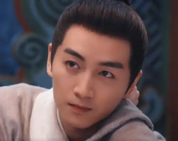 《云襄传》里面饰演男主云襄的陈晓,作为红了很长时间的一位古装男神