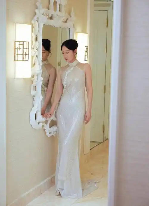 被刘敏涛的酒店自拍图惊艳!穿旗袍 盘发变"贵妇",性感又迷人