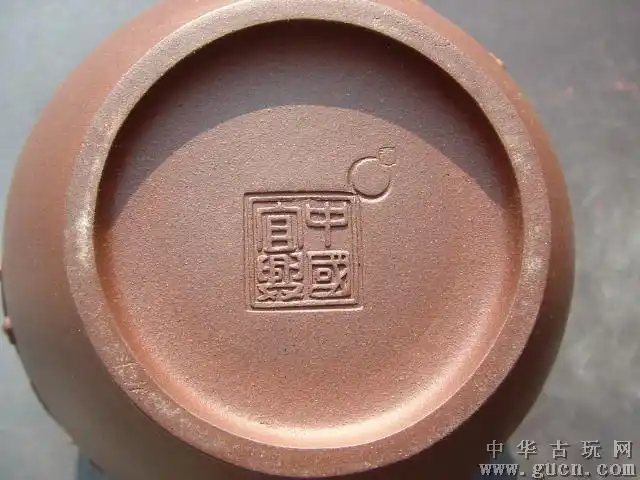 宜兴紫砂一厂中国宜兴底款方圆商标梅报春壶