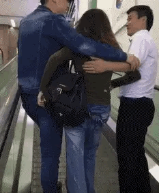 搞笑gif放开那条狗子有什么事冲着我来