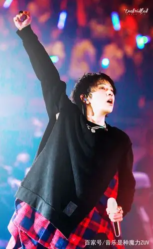 舞台上的华晨宇狂野霸气,舞台下的他带着可爱呆萌