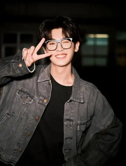 工后的随拍照戴眼镜的卷毛修勾帅气又可爱,魅力满分99@jjjustin0219