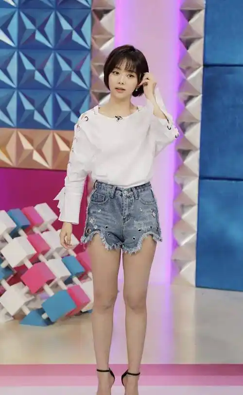 谭松韵剪了短发更嫩了穿白色上衣配牛仔短裤录节目低调却时髦
