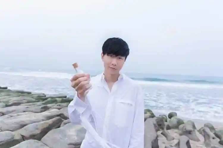 林俊杰《小瓶子》mv首发 讲述两小无猜纯情故事