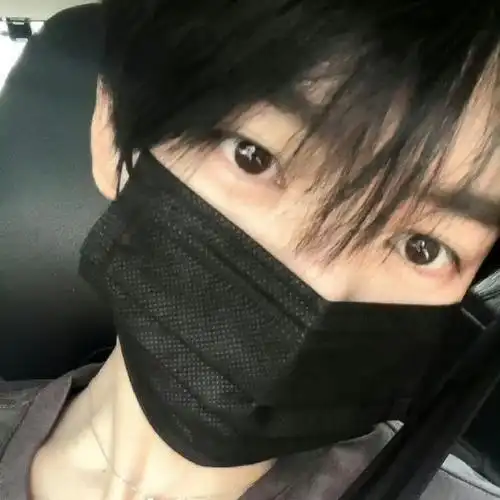 ins网感帅气高级质感男大学生头像小众男头  电量仅剩百分之一也要存