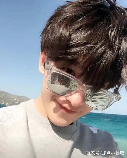 杨洋这个墨镜有点小帅,这一笑不知道要迷死多少迷妹了!