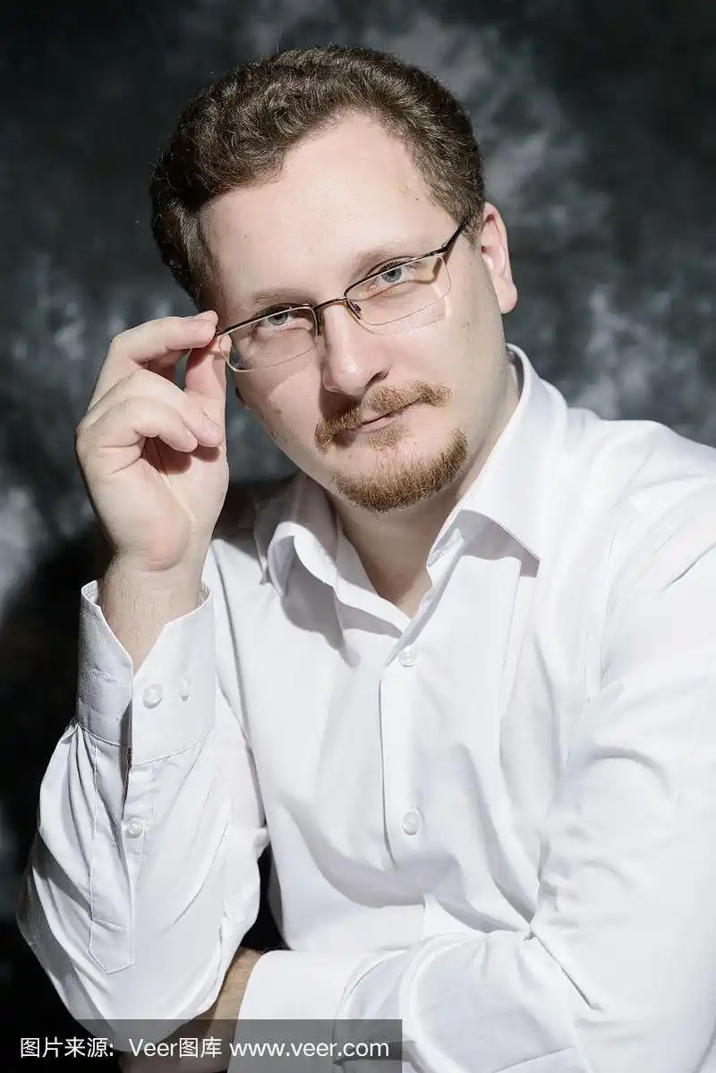 穿白衬衫戴眼镜的男人的经典画像