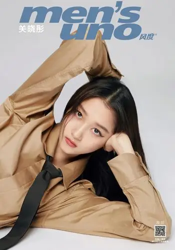 关晓彤登杂志封面02运动风造型复古有活力