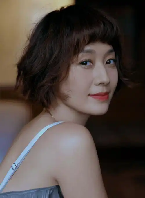 46岁马伊琍晒性感写真,穿吊带裙摆出各种姿势,成熟妩媚太诱人_照片_穿