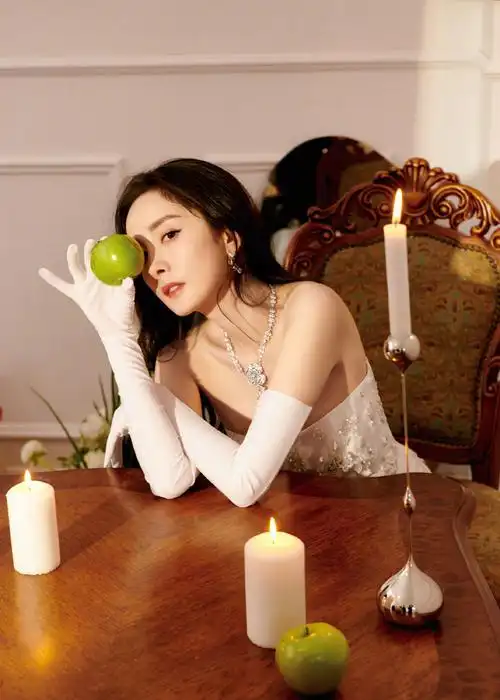 杨幂节目造型曝光,她穿了一件白色抹胸曳地长款礼服裙-爱读书