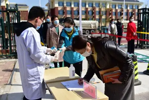 春和景明待开学,防疫演练筑防线 --- 石家庄旅游学校开展开学防疫演练