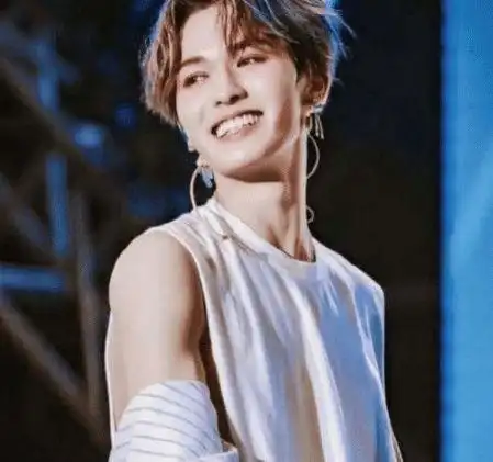 黄明昊晒纹身撩粉看了纹身所处位置粉丝你对自己真狠