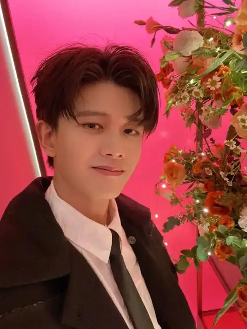 是谁爱嘉伦的自拍05,是我是我#任嘉伦yyds  #向全世界安利任嘉伦