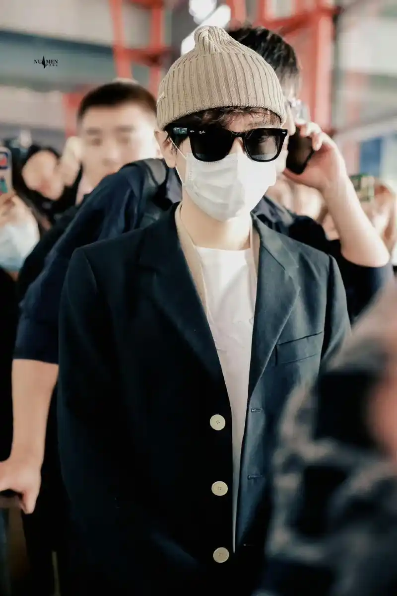 成毅结束巴黎时装周行程,到达北京机场.