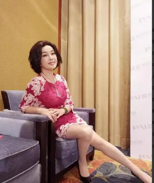 丫头教主惹争议,70岁刘晓庆近照震惊全网,网友:不愧是不老女神