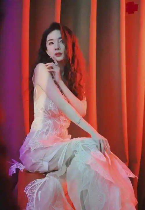 杨幂穿鱼尾纱裙靓绝时尚芭莎设计大赏,刘令姿和曾可妮都像 .