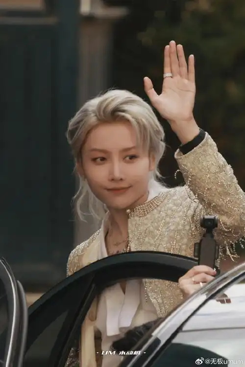 刘雨昕巴黎高定时装周