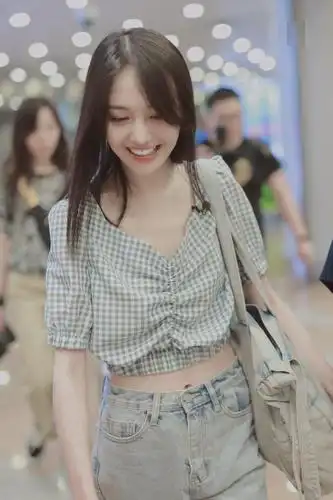 郑爽最新机场造型,蓝色大衣配白色长靴优雅大方,金丝眼镜是亮点