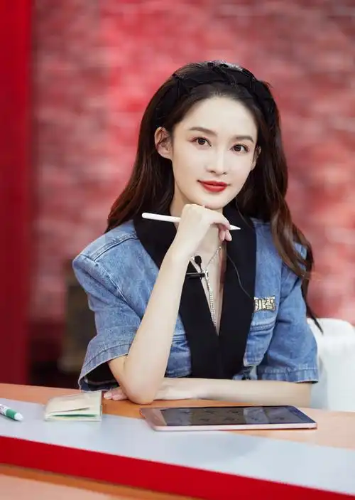 笑容超甜!李沁牛仔复古风造型魅力十足