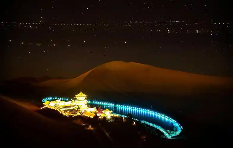 地方类 月亮湖发布时间:2017-05-17 分享 评论 喜欢 甘肃鸣沙山月亮湖