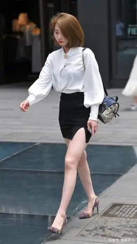 白衬衫搭配黑色半身裙,黑白配凸显短发美女精致干练的气质