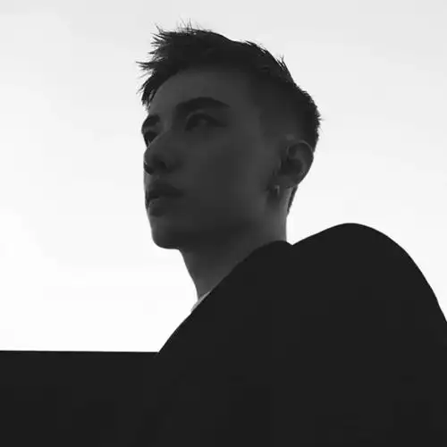 高清超酷的男生头像成熟稳重高级感图片