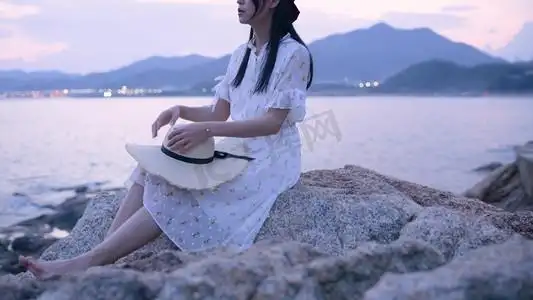 海边礁石上的美女侧面