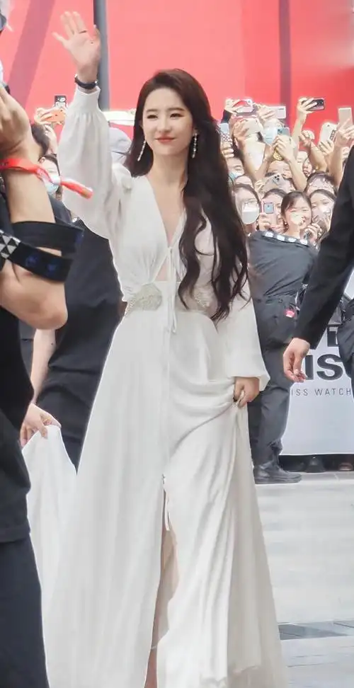 刘亦菲白色长裙生图##魅力全开刘亦菲