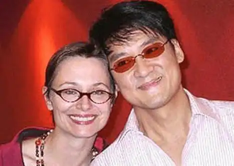 周华健的妻子康粹兰是一位美国人,他们两个人是在餐厅认识的,康粹兰