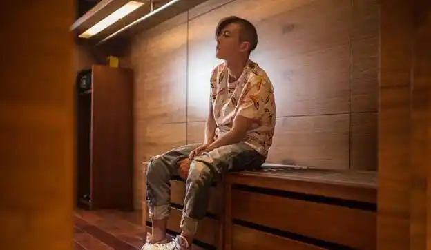 陈冠希晒帅照狂放不羁 "阴阳头"发型十分抢眼