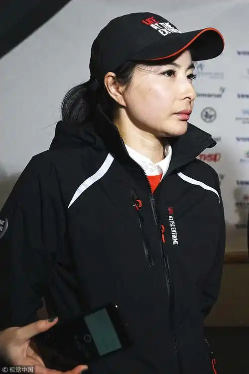 郭晶晶参加活动冷到变形,霍启刚的眼神亮了