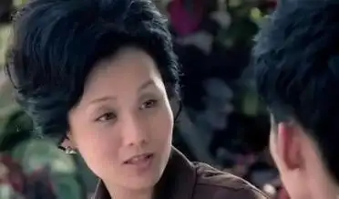 李颖不靠脸吃饭,虽然年轻时是模特,但老了后成了优雅的"妈妈专业户"