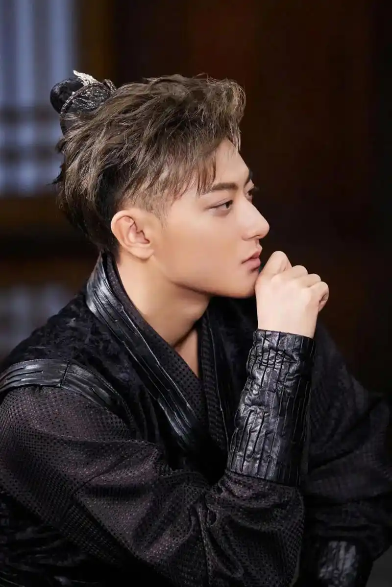 黄子韬抖音直播间里奉劝大家理性追星,"一天到晚还老公老公真逗,手都