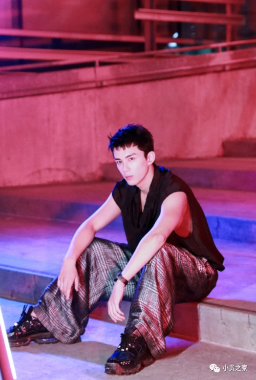 吴磊从男孩逐渐长成男人成熟穿搭极具男人魅力挺拔身材真吸睛