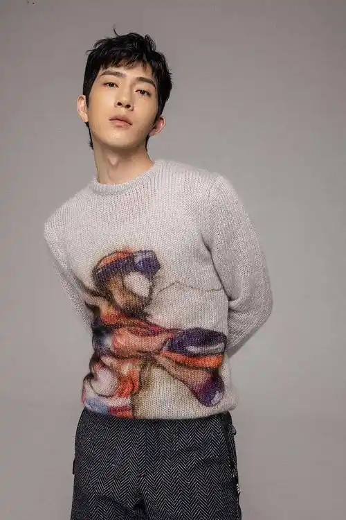 井柏然身着印花毛衣温柔软糯演绎冬日动感新时尚