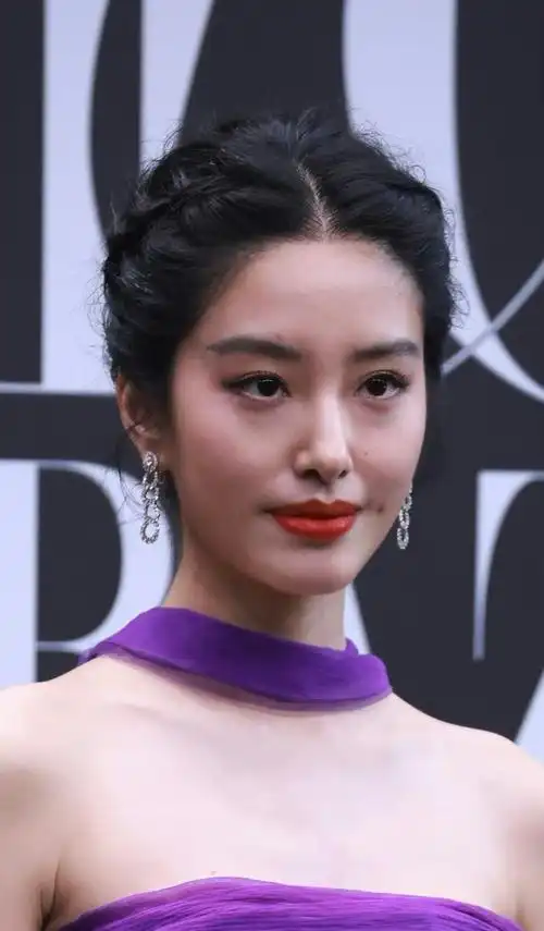 时尚芭莎红毯女星怼脸生图,你觉得谁赢了?