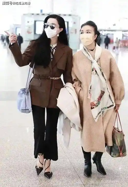 范冰冰给妈妈过生日晒照片,67岁母亲颜值不输明星女儿,两人不像母女像