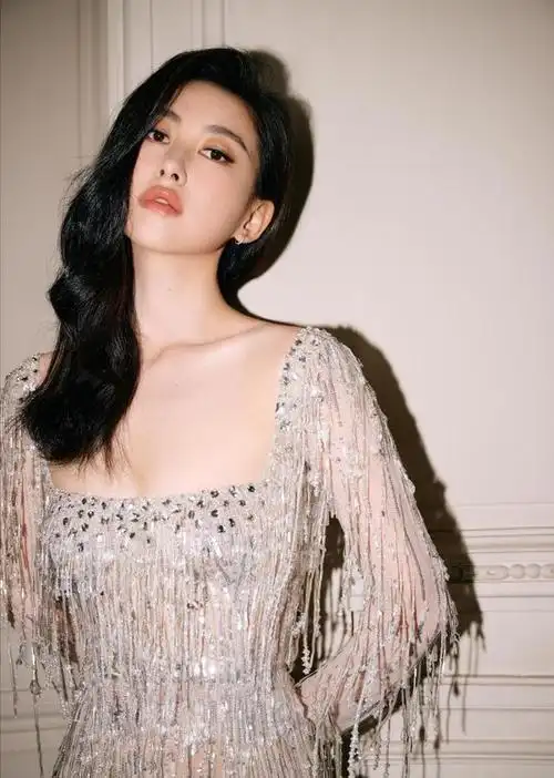 人前美艳人后努力,演技了得多才多艺,5位"京圈女神"奋斗史