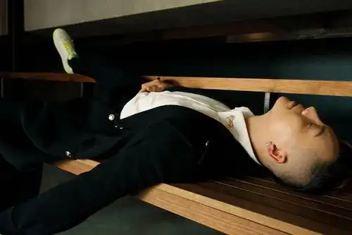 经典黑白穿搭,墨镜时尚别致,特别挑染的发色…………|陈伟霆_新浪新闻