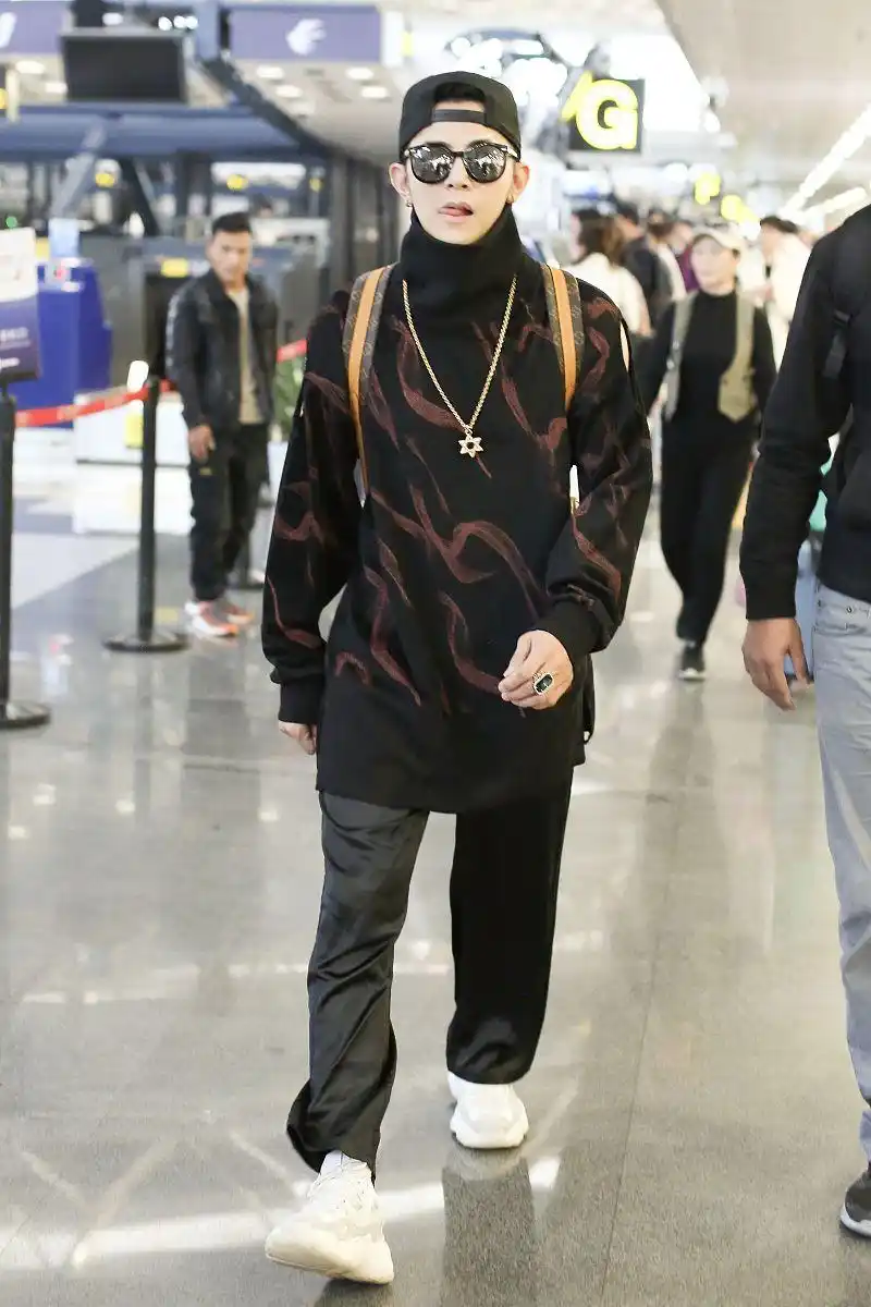 汪东城街拍:灯芯绒印花高领卫衣阔腿裤 lv背包经典实用